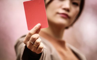 レッドカードを出す女性